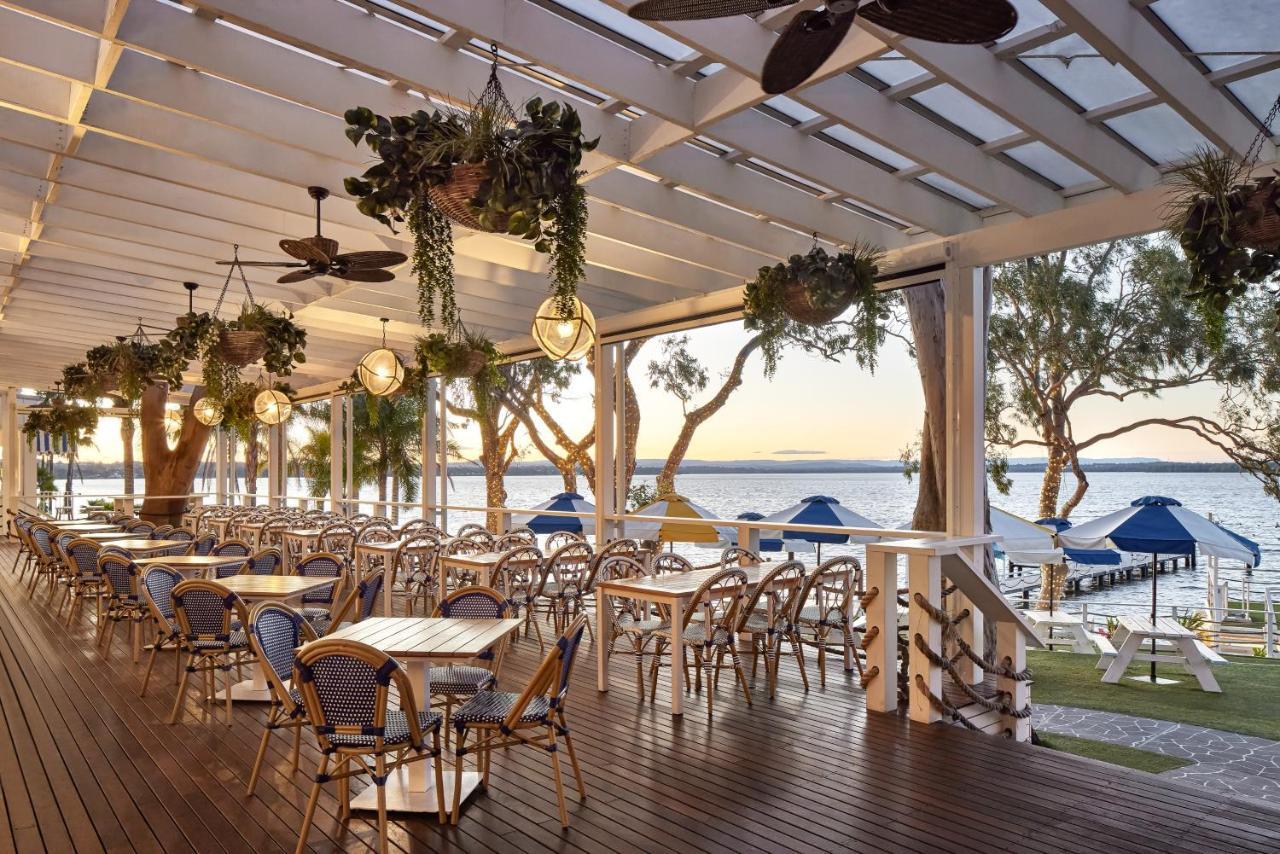 The Beachcomber Hotel & Resort, Ascend Hotel Collection Toukley Eksteriør bilde The Deck at the InterContinental Sanctuary Cove Resort