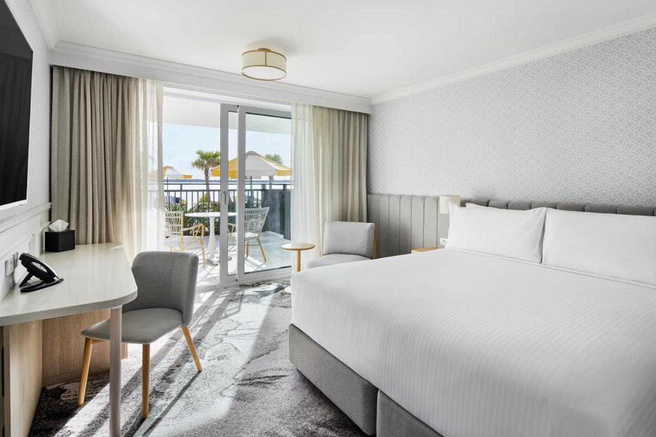 The Beachcomber Hotel & Resort, Ascend Hotel Collection Toukley Eksteriør bilde A guest room at the Hilton San Diego Bayfront