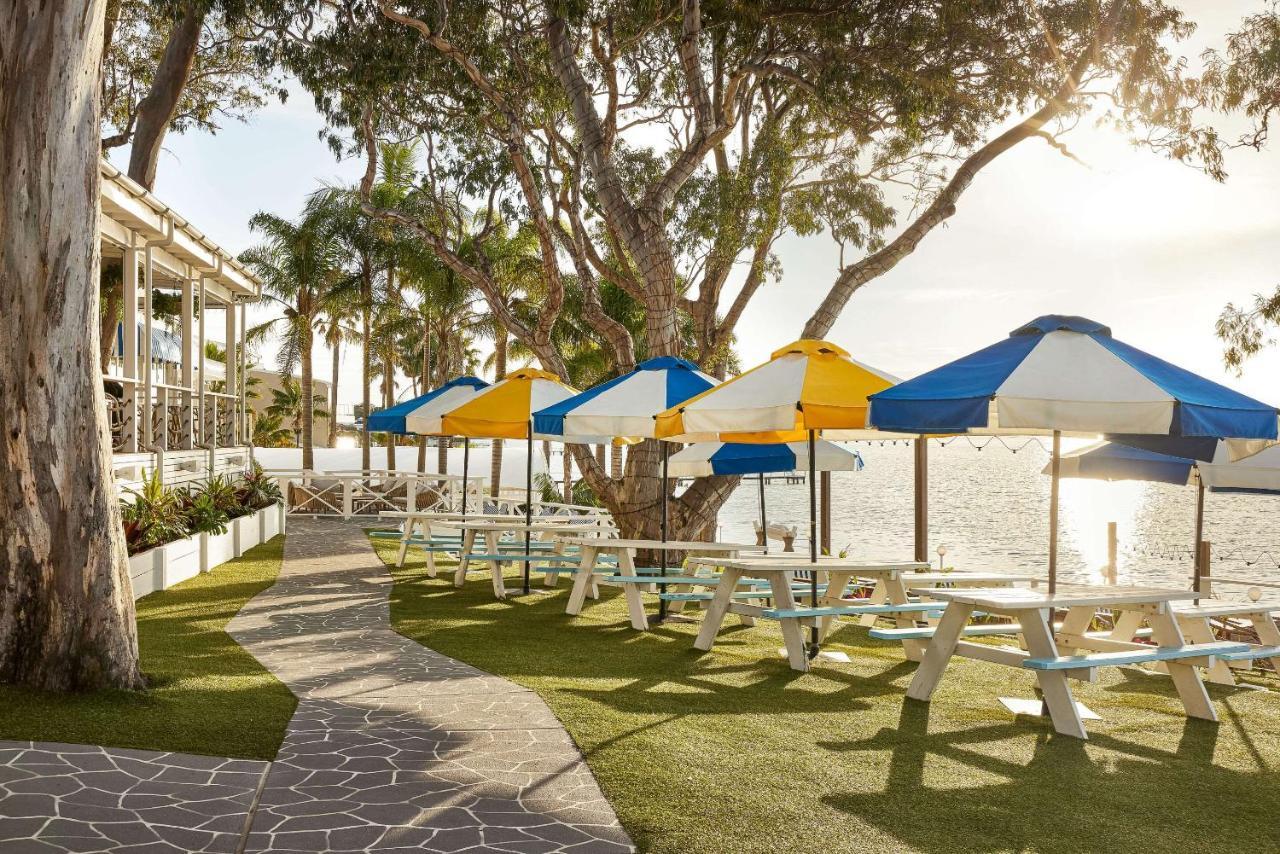 The Beachcomber Hotel & Resort, Ascend Hotel Collection Toukley Eksteriør bilde The beachside lawn at the Hotel del Coronado