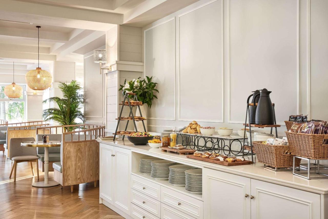 The Beachcomber Hotel & Resort, Ascend Hotel Collection Toukley Eksteriør bilde The buffet at the hotel