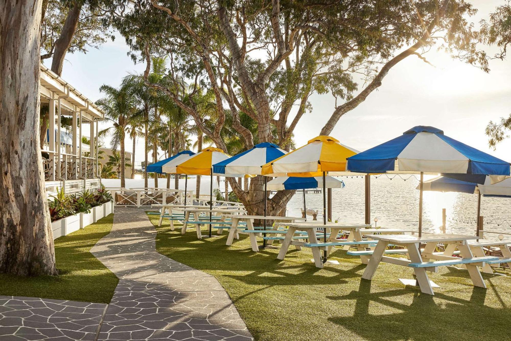 The Beachcomber Hotel & Resort, Ascend Hotel Collection Toukley Eksteriør bilde The Deck