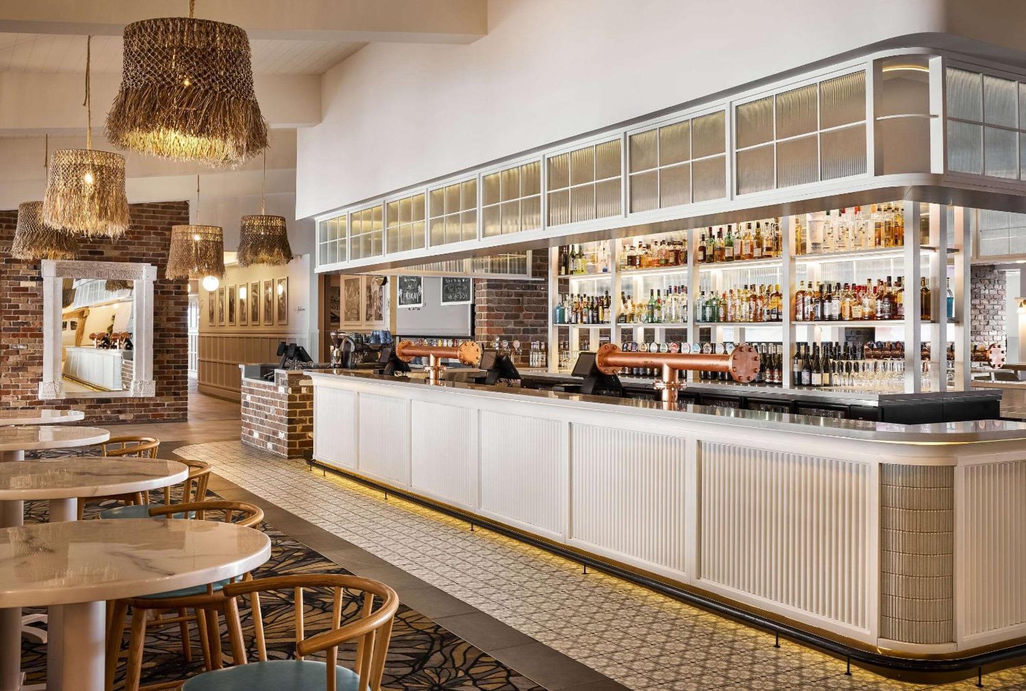 The Beachcomber Hotel & Resort, Ascend Hotel Collection Toukley Eksteriør bilde The bar at the River Cottage Cafe