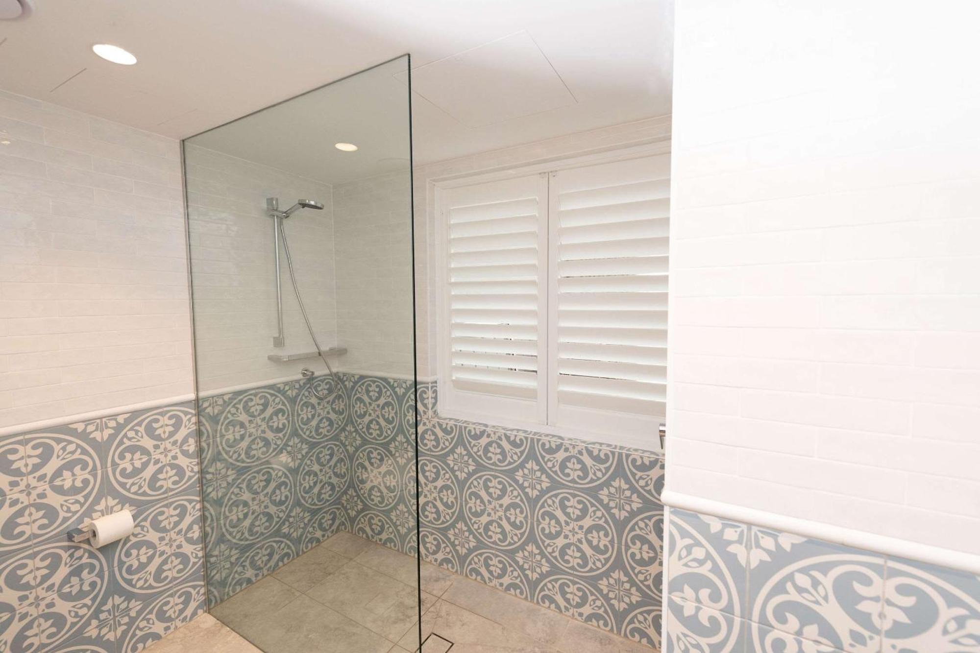 The Beachcomber Hotel & Resort, Ascend Hotel Collection Toukley Eksteriør bilde Bathroom shutters