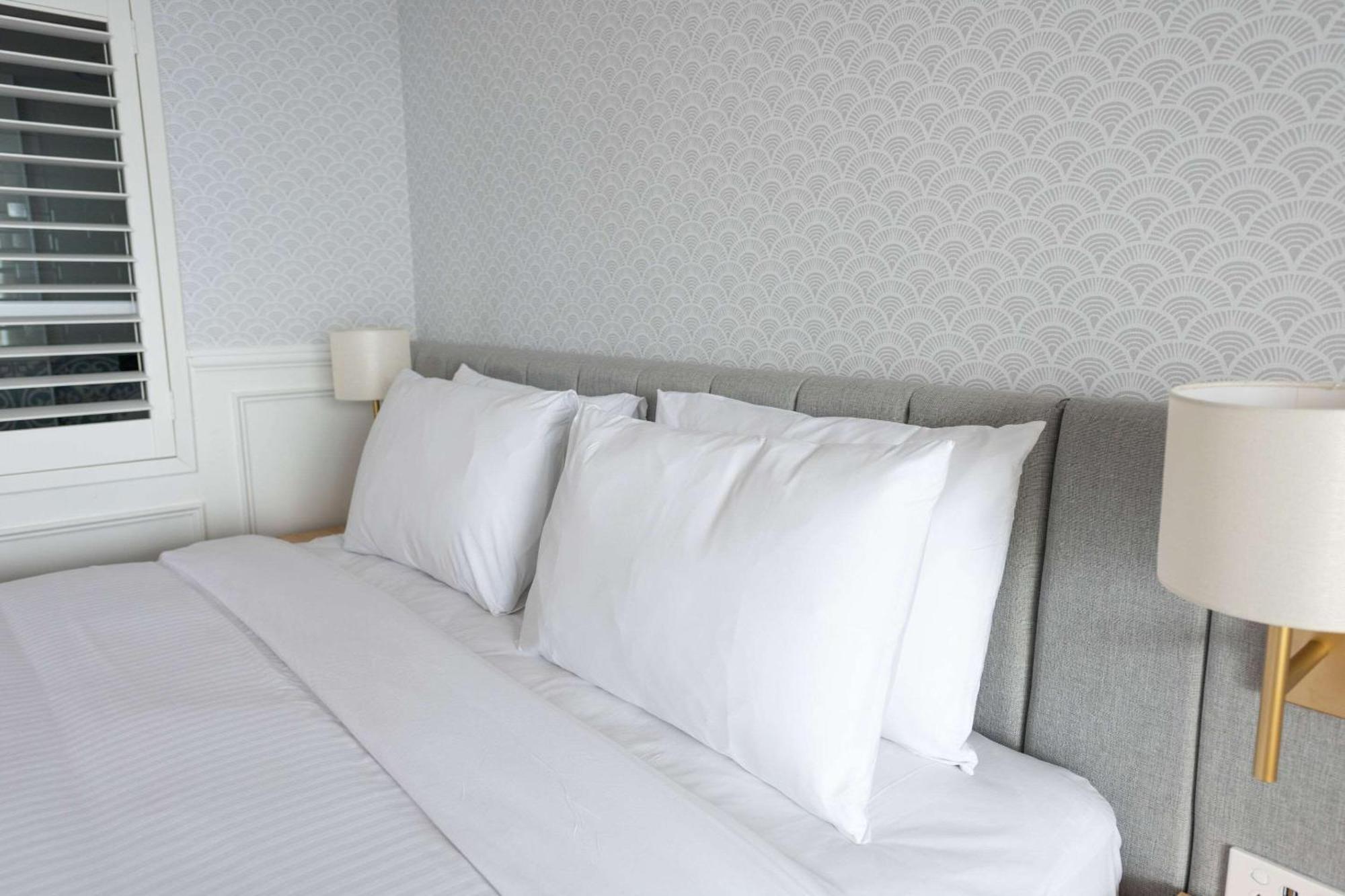 The Beachcomber Hotel & Resort, Ascend Hotel Collection Toukley Eksteriør bilde Pillows on a bed