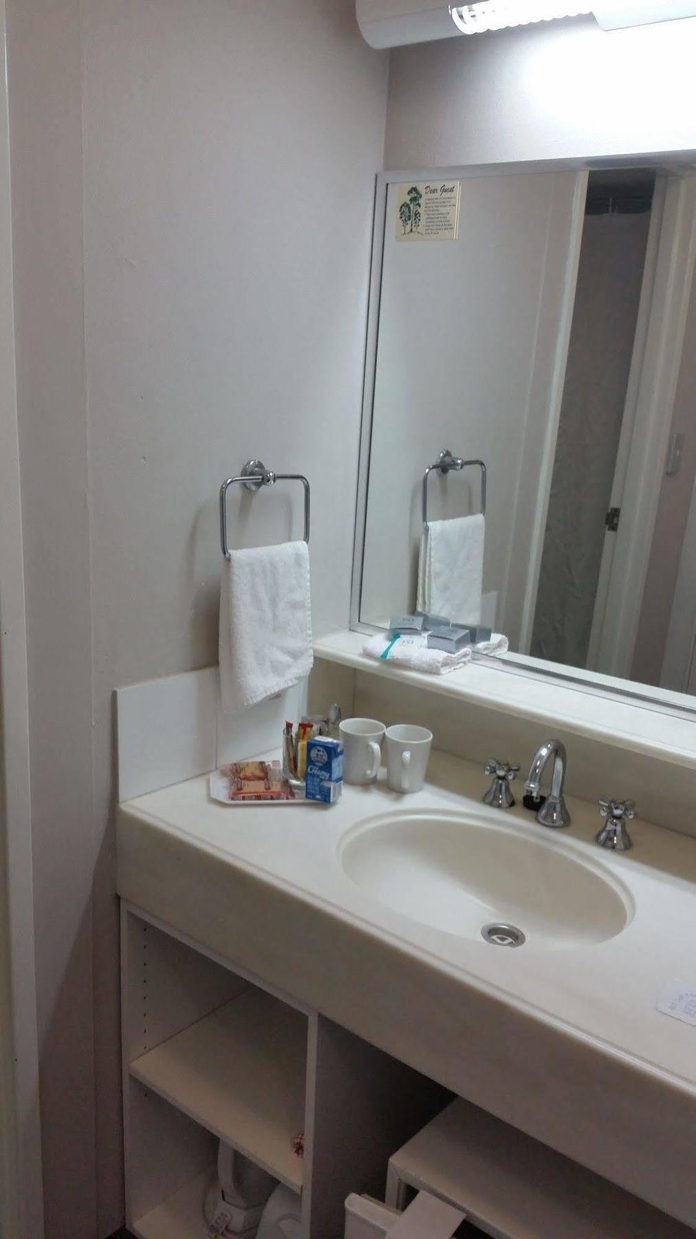 The Beachcomber Hotel & Resort, Ascend Hotel Collection Toukley Eksteriør bilde A typical bathroom in a hotel room