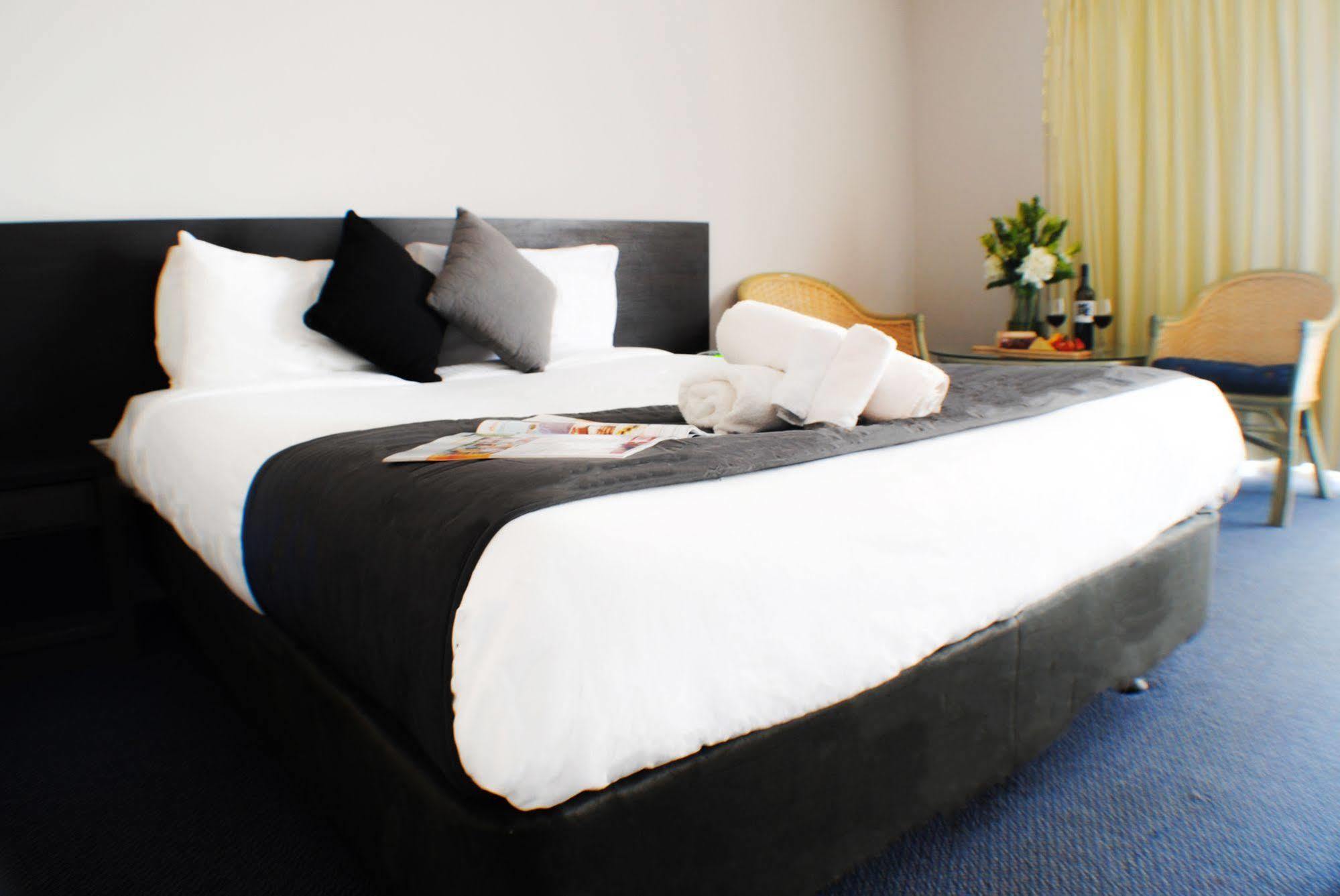 The Beachcomber Hotel & Resort, Ascend Hotel Collection Toukley Eksteriør bilde A bed