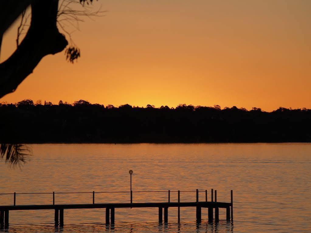 The Beachcomber Hotel & Resort, Ascend Hotel Collection Toukley Eksteriør bilde Sunset over Lake Murray