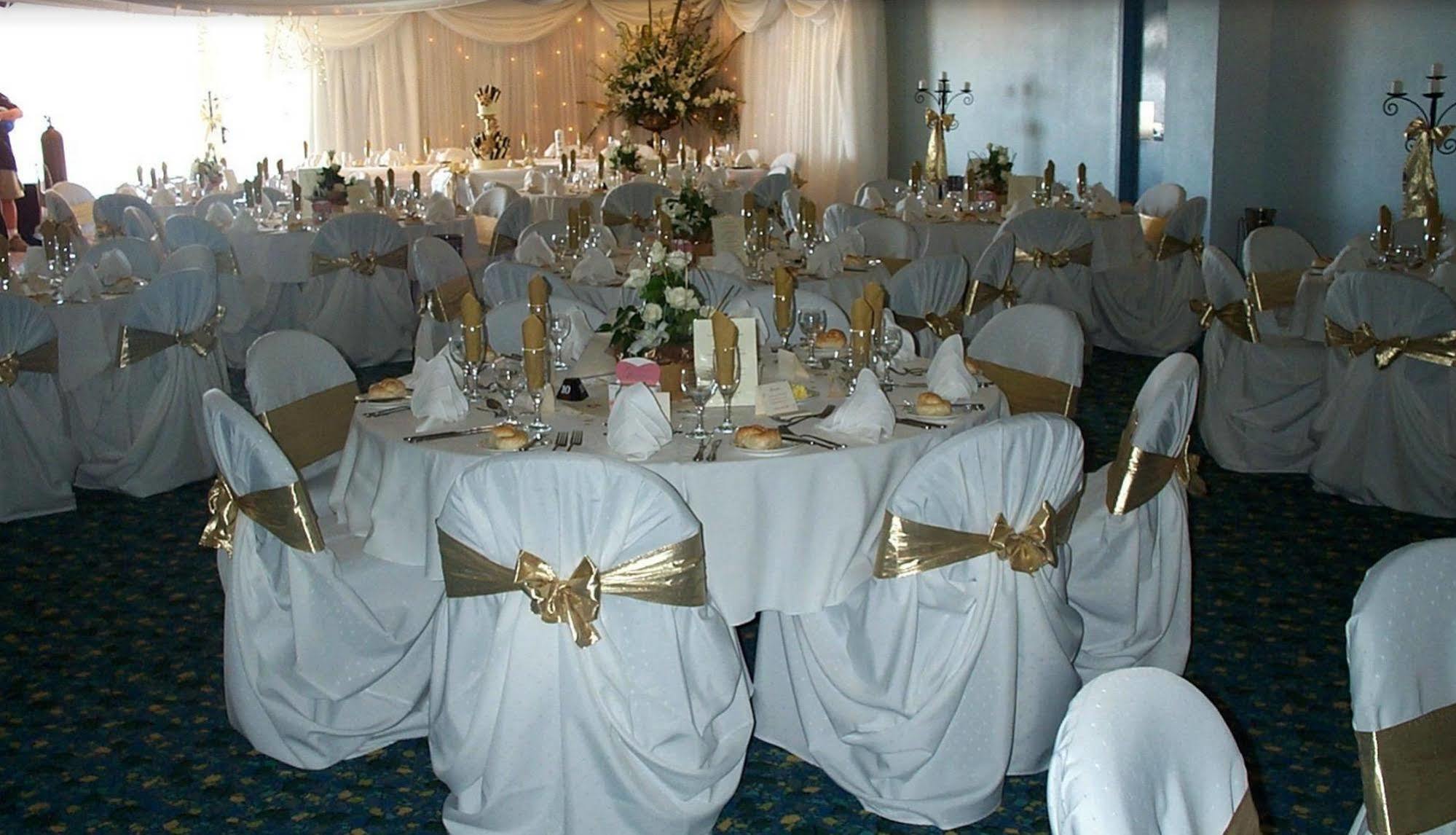 The Beachcomber Hotel & Resort, Ascend Hotel Collection Toukley Eksteriør bilde A wedding reception